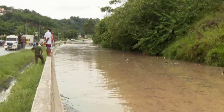 Alagamento causa interdição parcial da BR-408, em São Lourenço da Mata