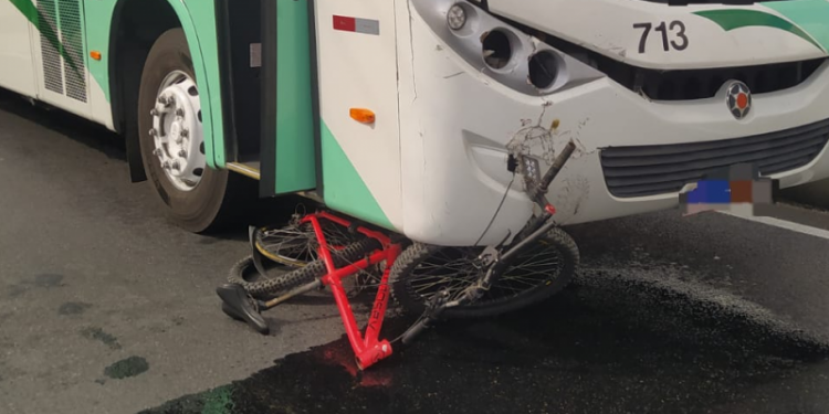 Ciclista morre após ser atropelado por ônibus na BR-101, em Igarassu