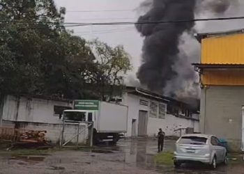 Incêndio atinge fábrica no Cabo de Santo Agostinho