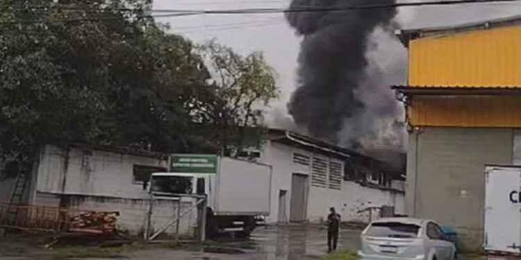 Incêndio atinge fábrica no Cabo de Santo Agostinho