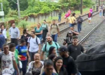 Linhas centro e sul do metrô do Recife apresenta problemas após fortes chuvas