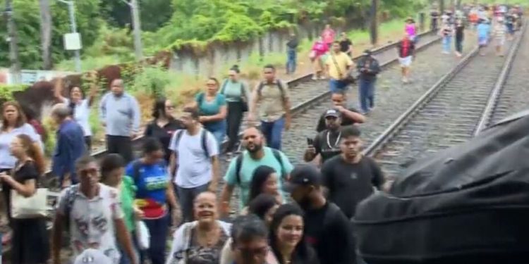 Linhas centro e sul do metrô do Recife apresenta problemas após fortes chuvas