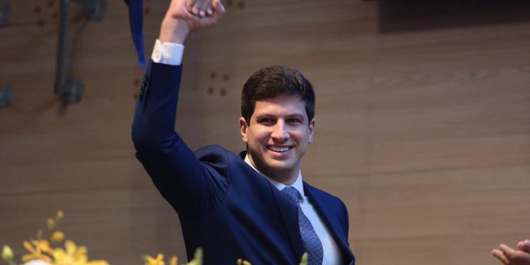 João Campos toma posse para segundo mandato como prefeito do Recife