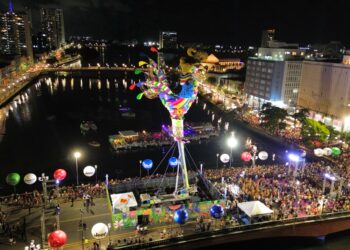 Galo da Madrugada sobe na Ponte Duarte Coelho e abre os caminhos para a folia no Recife
