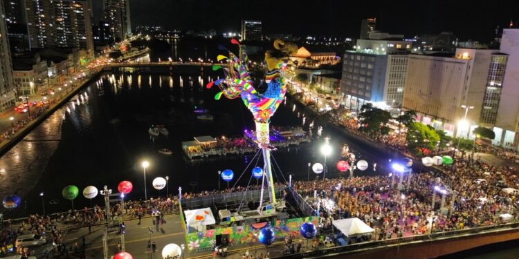 Galo da Madrugada sobe na Ponte Duarte Coelho e abre os caminhos para a folia no Recife