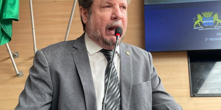 Tadeu Calheiros critica Governo do Estado em denúncia sobre morosidade nas obras do HR