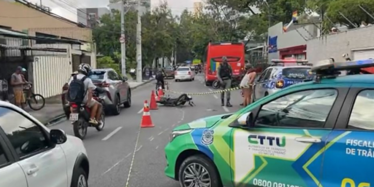 Motociclista morre após cair da moto e ser atropelado por ônibus na Zona Norte do Recife