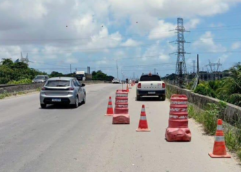 Obra para implantação de ciclofaixa interdita trecho da BR-232, no Curado