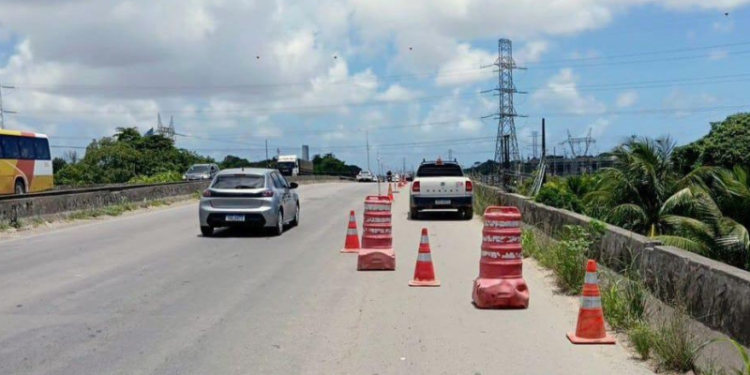 Obra para implantação de ciclofaixa interdita trecho da BR-232, no Curado