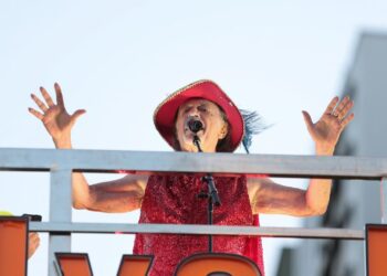 Alceu Valença faz multidão ‘ferver’ na estreia do bloco Bicho Maluco Beleza no Recife