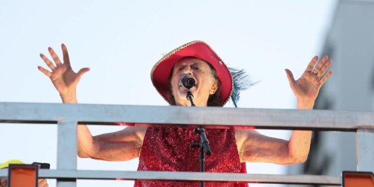 Alceu Valença faz multidão ‘ferver’ na estreia do bloco Bicho Maluco Beleza no Recife