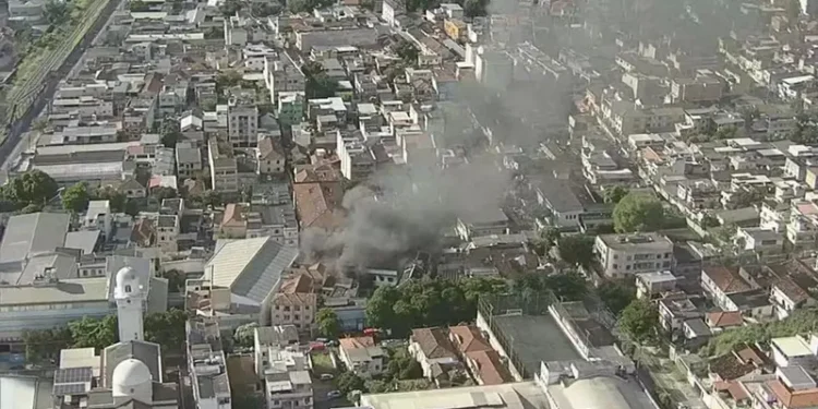 Incêndio atinge fábrica de confecção para Carnaval no Rio de Janeiro