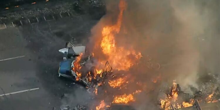 Duas pessoas morrem em queda de avião em São Paulo