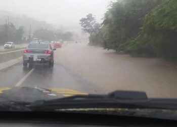 Alagamento na BR-408 interdita faixa da direita da rodovia