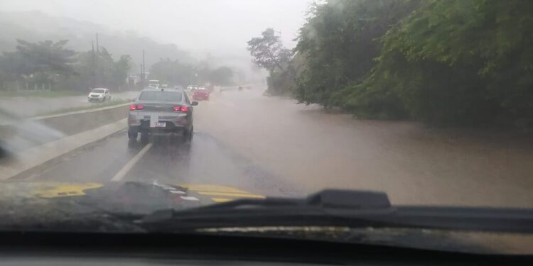 Alagamento na BR-408 interdita faixa da direita da rodovia