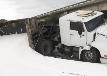 Caminhão com 28 toneladas de produto químico tomba na av. Pan Nordestina, em Olinda