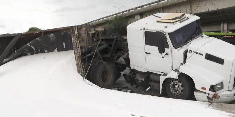 Caminhão com 28 toneladas de produto químico tomba na av. Pan Nordestina, em Olinda