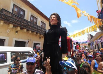 Boneco gigante de Fernanda Torres é ovacionado durante desfile em Olinda