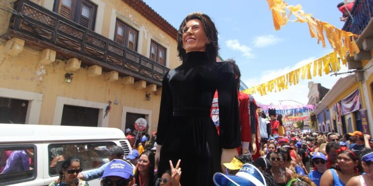 Boneco gigante de Fernanda Torres é ovacionado durante desfile em Olinda