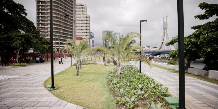 Recife ganha novo espaço de convivência e lazer no Pina