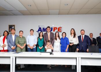 Na posse da nova diretoria da Amupe, governadora em exercício Priscila Krause ressalta força da parceria entre Estado e municípios