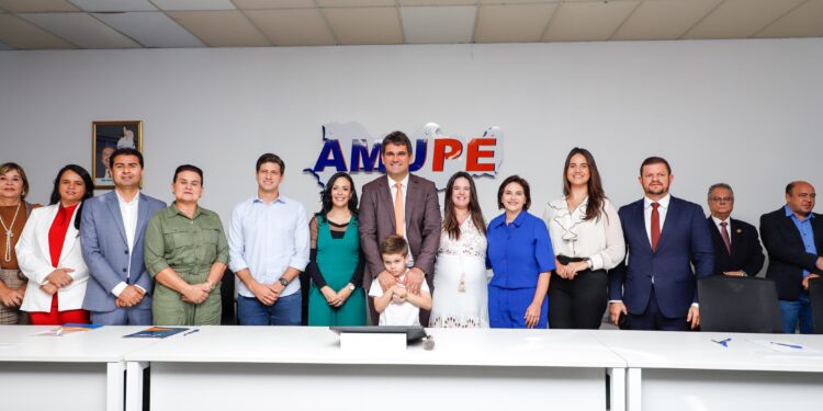 Na posse da nova diretoria da Amupe, governadora em exercício Priscila Krause ressalta força da parceria entre Estado e municípios