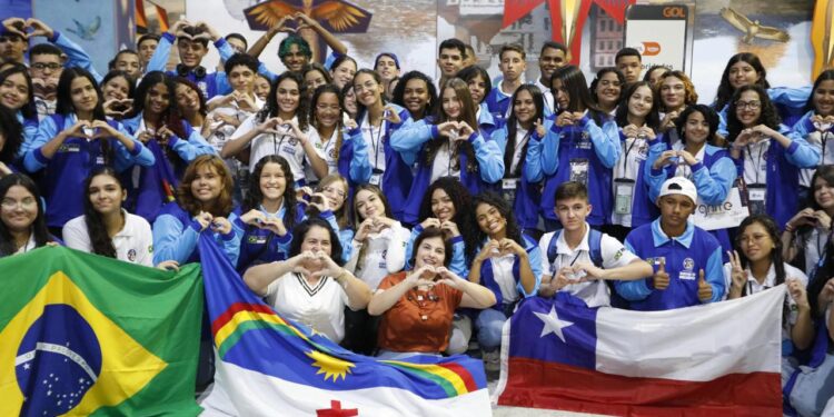 Programa Ganhe o Mundo: governadora em exercício Priscila Krause acompanha embarque de 98 estudantes para o Chile