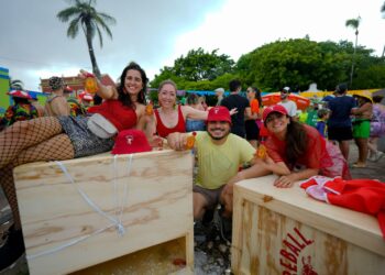 Fireball surpreende foliões com caixotes misteriosos com miniaturas no Carnaval de Olinda