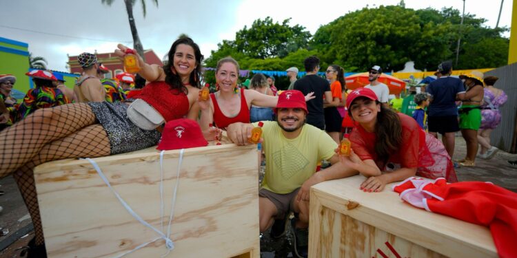 Fireball surpreende foliões com caixotes misteriosos com miniaturas no Carnaval de Olinda