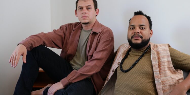 Jonatas Onofre e Nando Zé levam aulas espetáculo “Olho d’água” a escolas públicas com foco em sonoridades da música pernambucana