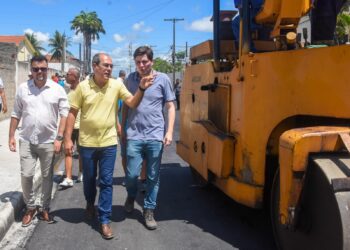 Mano Medeiros vistoria conclusão de pavimentação de rua em Candeias