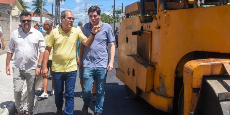 Mano Medeiros vistoria conclusão de pavimentação de rua em Candeias