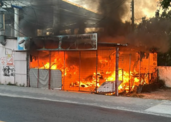 Incêndio atinge capotaria em Água Fria