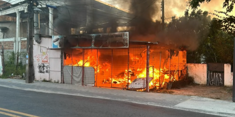 Incêndio atinge capotaria em Água Fria