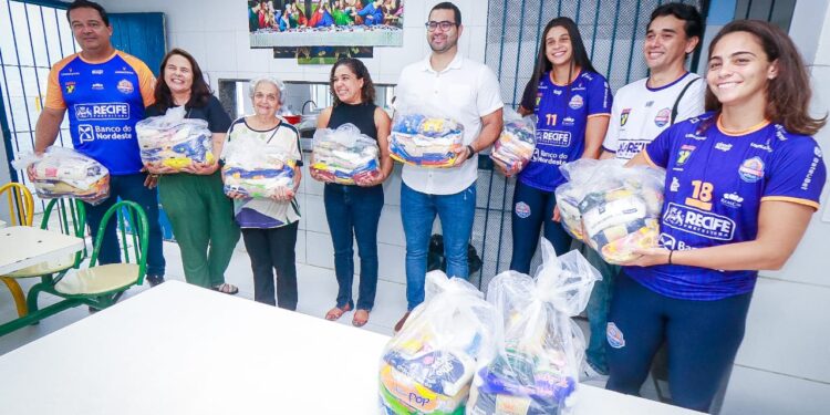 Ingresso solidário: Prefeitura do Recife entrega alimentos arrecadados em partidas do Recife Vôlei