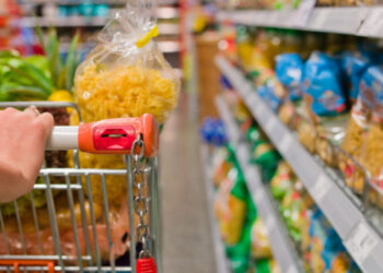 58% dos brasileiros reduziram a quantidade de alimentos nas compras diante da inflação