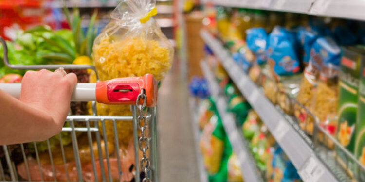 58% dos brasileiros reduziram a quantidade de alimentos nas compras diante da inflação