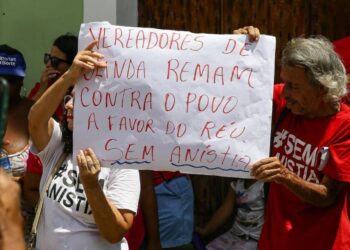 Protesto contra Título de Cidadão para Bolsonaro acontece em frente à Câmara de Olinda