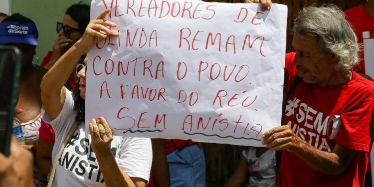 Protesto contra Título de Cidadão para Bolsonaro acontece em frente à Câmara de Olinda