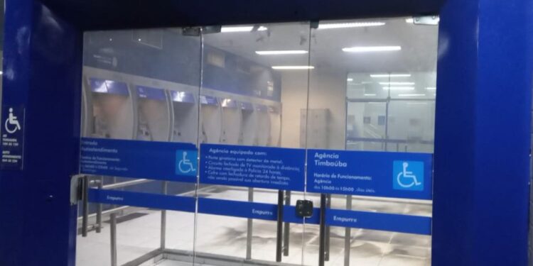 Polícia Federal investiga ataque com fogo a agência da Caixa em Timbaúba