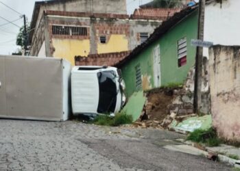 Caminhão tomba em Jaboatão e atinge carro estacionado
