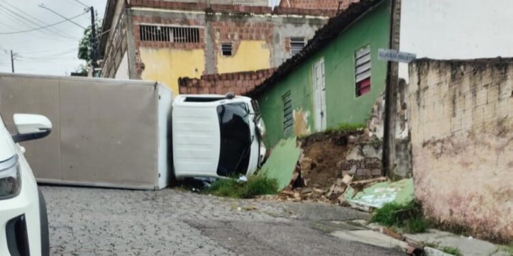 Caminhão tomba em Jaboatão e atinge carro estacionado