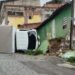 Caminhão tomba em Jaboatão e atinge carro estacionado