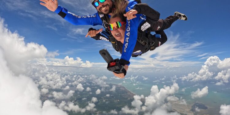 Em Igarassu , Copa Nordeste de Paraquedismo agita o feriadão da Semana Santa