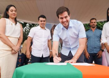 Pedro Campos entrega máquinas agrícolas no Agreste e Sertão de Pernambuco