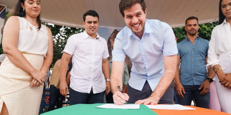 Pedro Campos entrega máquinas agrícolas no Agreste e Sertão de Pernambuco