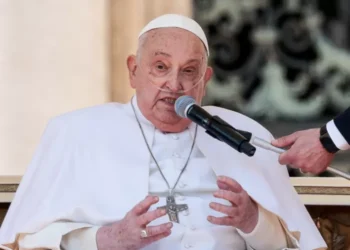 Corpo do Papa Francisco será colocado no caixão às 15h, informa o Vaticano