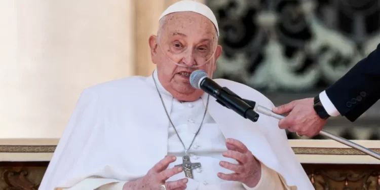 Corpo do Papa Francisco será colocado no caixão às 15h, informa o Vaticano