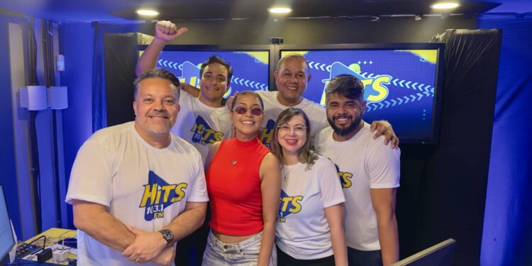 Hits FM comemora 8 anos em grande estilo ao som de Priscila Senna