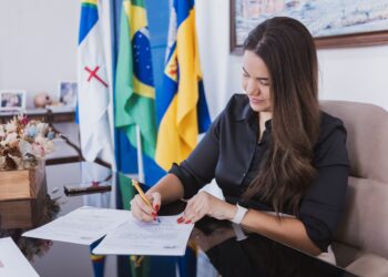 Mirella antecipa salário e nomeia novos professores